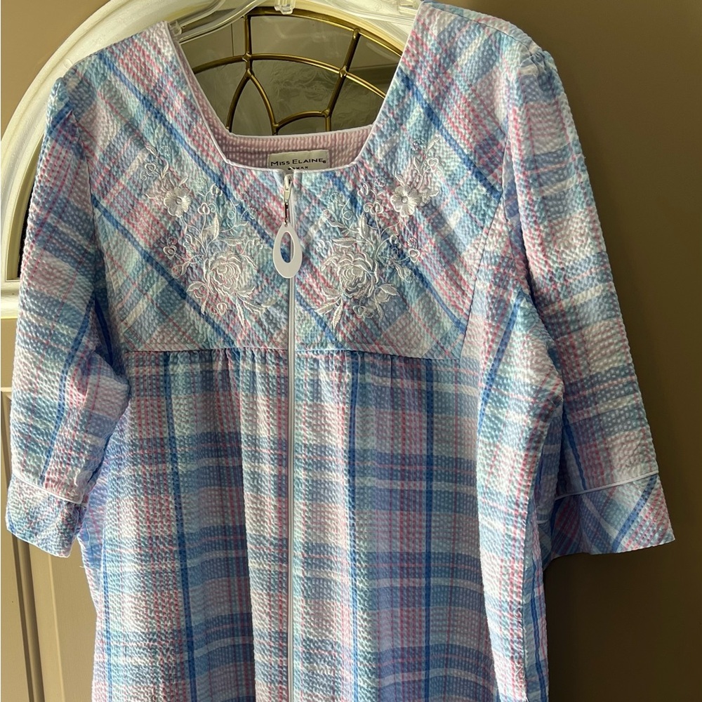 Miss Elaine 2x pink/blue/white Striped; Day Gown. Accent piece on the zipper.